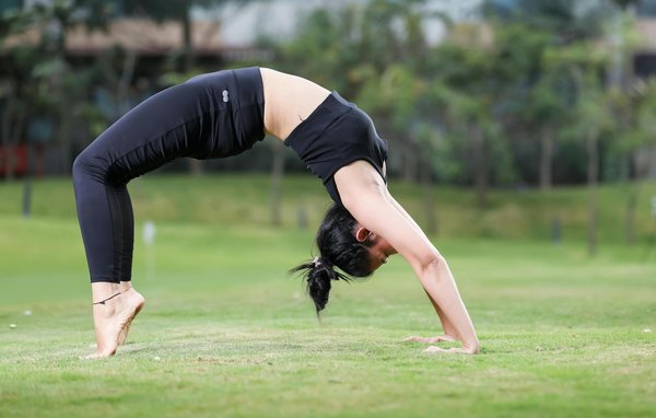 What are the key steps to making a classic Victoria sponge cake?